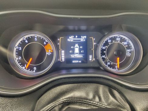 Used 2019 Jeep Cherokee Latitude w/ Cold Weather Group FWD image 23