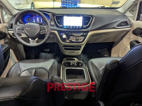 Used 2024 Chrysler Pacifica Touring-L image 28