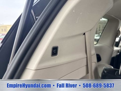 Used 2023 Chrysler Pacifica Limited FWD image 8