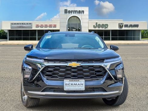 Used 2025 Chevrolet Trax LT FWD image 6