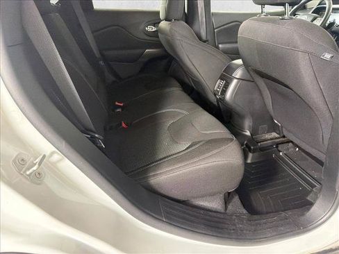 Used 2019 Jeep Cherokee Latitude w/ Popular Appearance Group FWD image 15