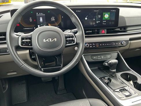Used 2025 Kia Carnival EX image 14