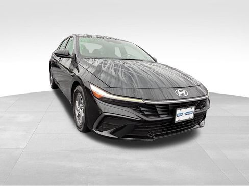 Used 2024 Hyundai Elantra SE FWD image 1