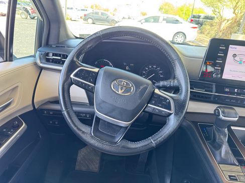 Used 2022 Toyota Sienna XLE FWD image 9