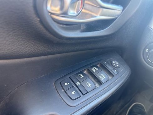 Used 2015 Jeep Cherokee Trailhawk w/ Cold Weather Group image 18