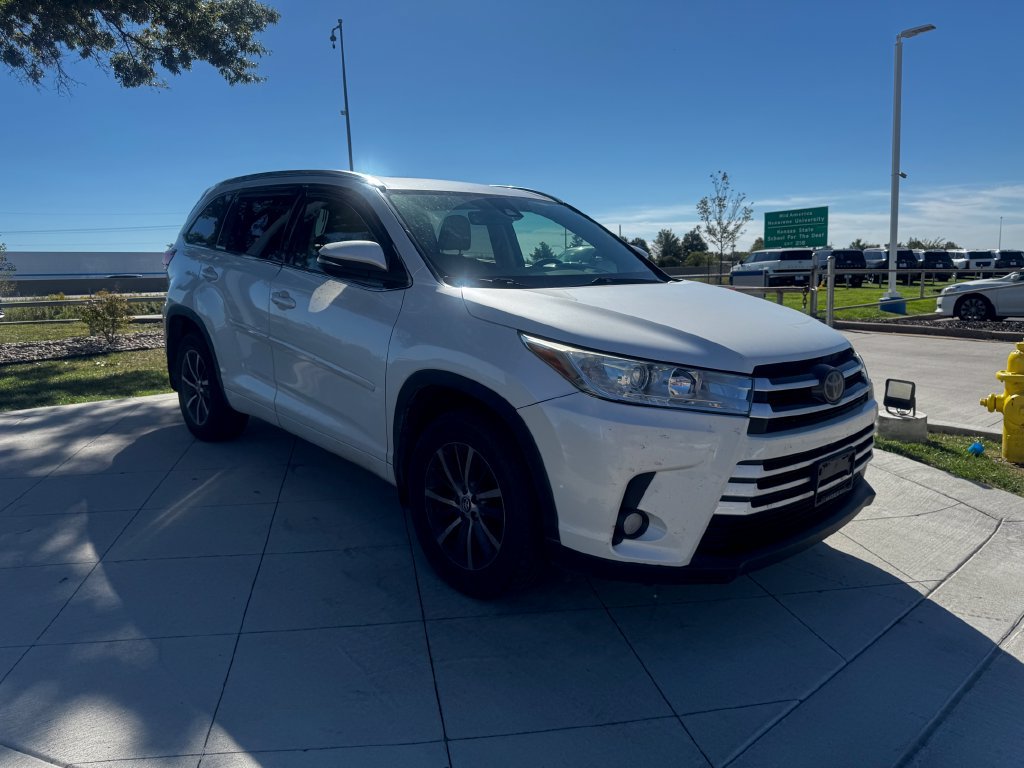 Used 2017 Toyota Highlander XLE w/ Protection Package #3 AWD/4WD image 2