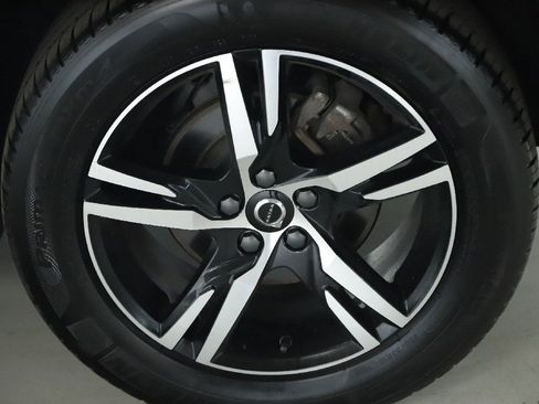 Used 2024 Volvo XC40 B5 Core image 41