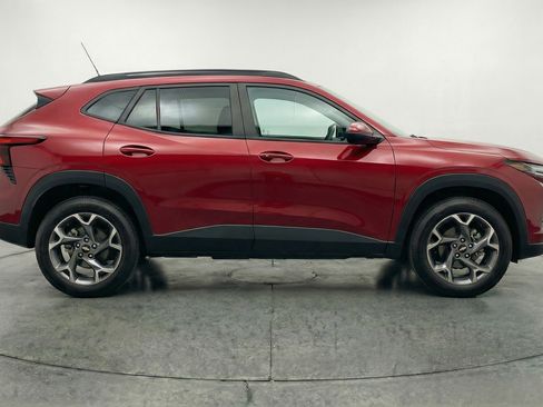 Used 2025 Chevrolet Trax LT image 11