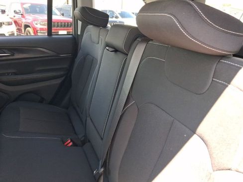 Used 2023 Jeep Grand Cherokee Laredo image 17