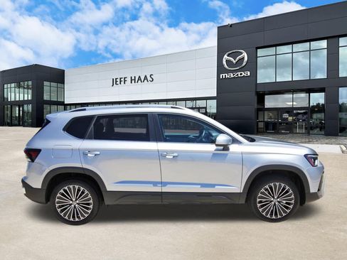 Used 2026 Volkswagen Taos SE FWD image 5