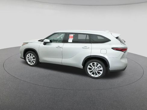 New 2025 Toyota Highlander Limited image 4