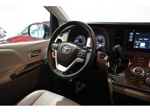 Used 2017 Toyota Sienna XLE FWD image 24