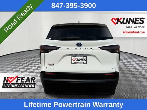 Used 2025 Toyota Sienna LE image 4