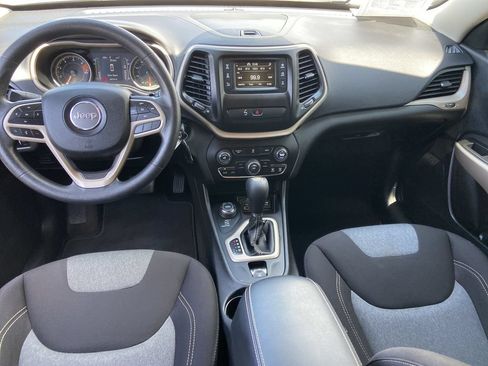 Used 2018 Jeep Cherokee Latitude w/ Safety Group AWD/4WD image 15