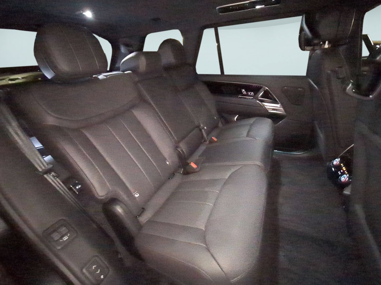 New 2026 Land Rover Range Rover Long Wheelbase SE AWD/4WD image 29