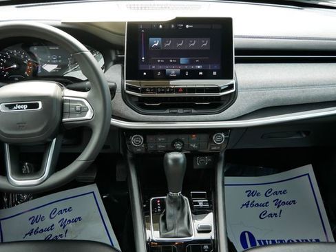 Used 2024 Jeep Compass Latitude image 10
