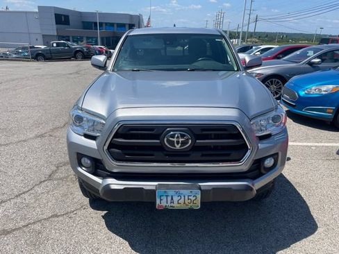 Used 2019 Toyota Tacoma SR5 w/ SR5 Appearance Package (SM) AWD/4WD image 2