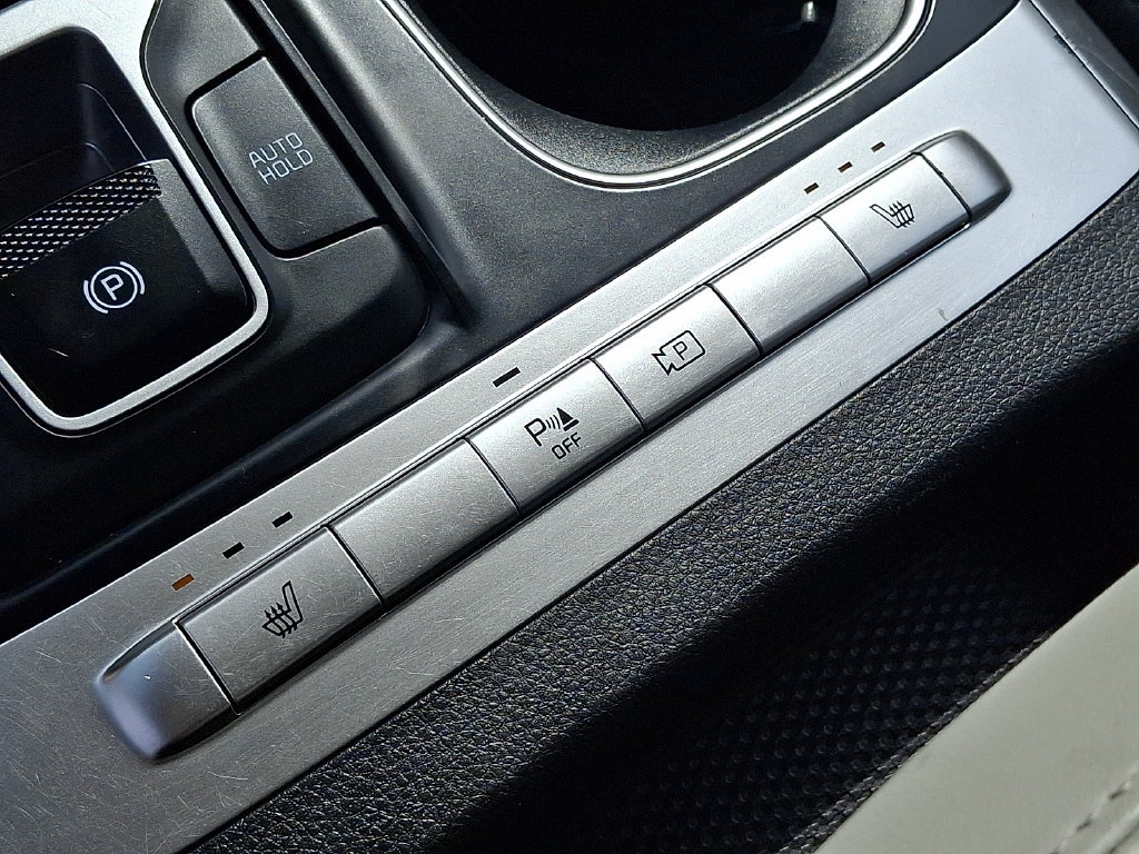 Used 2024 Kia Carnival LX FWD image 23