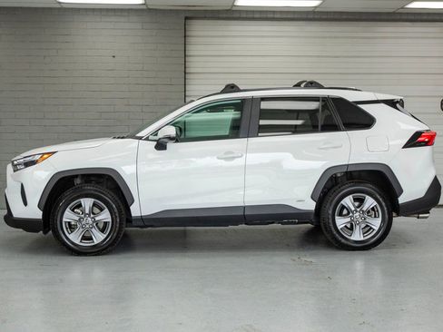 Used 2022 Toyota RAV4 XLE w/ XLE Grade Weather Package AWD/4WD image 4