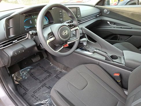Used 2026 Hyundai Elantra SE FWD image 16