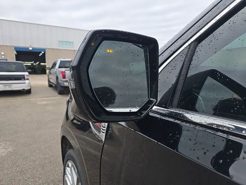 Used 2025 GMC Yukon XL Denali w/ Denali Reserve Package image 9