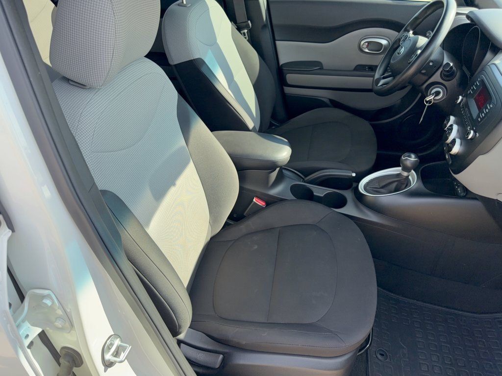 Used 2014 Kia Soul FWD image 30
