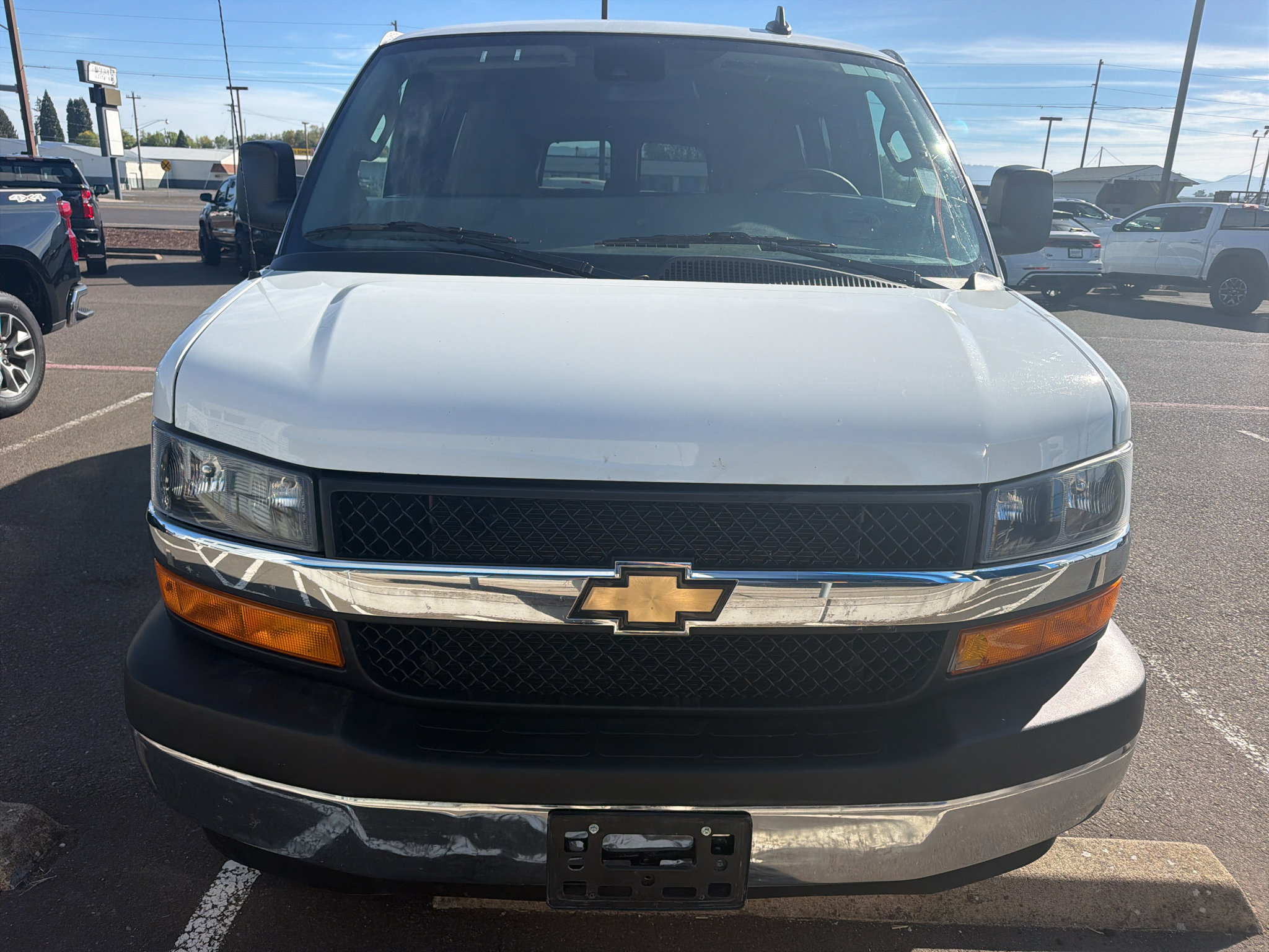 Used 2025 Chevrolet Express 3500 LT w/ LT Preferred Equipment Group RWD image 4