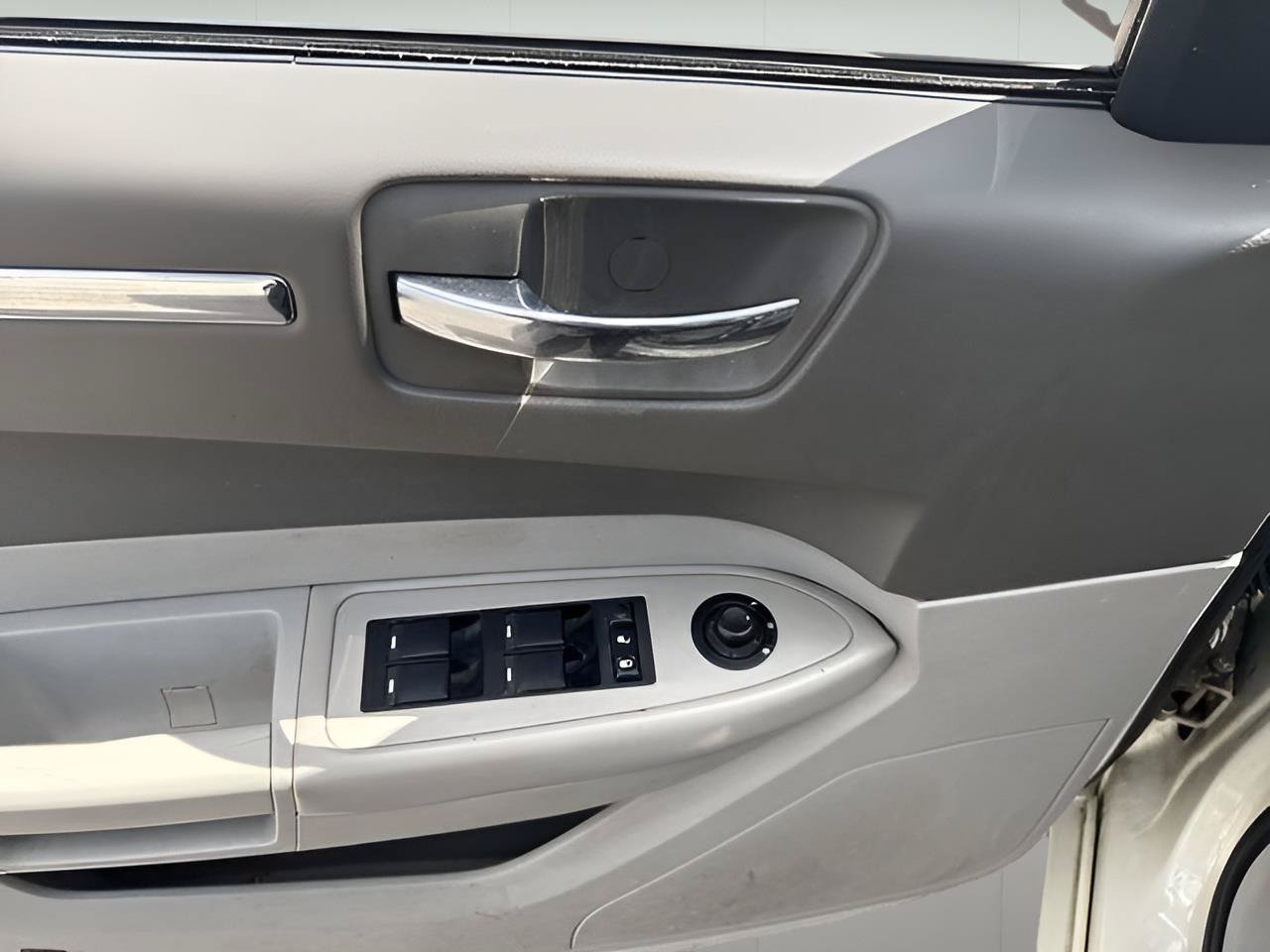 Used 2008 Chrysler 300 Touring RWD image 11