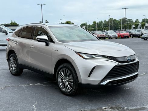 Used 2021 Toyota Venza XLE image 6