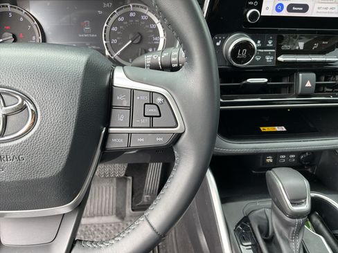 Used 2023 Toyota Highlander XLE FWD image 20