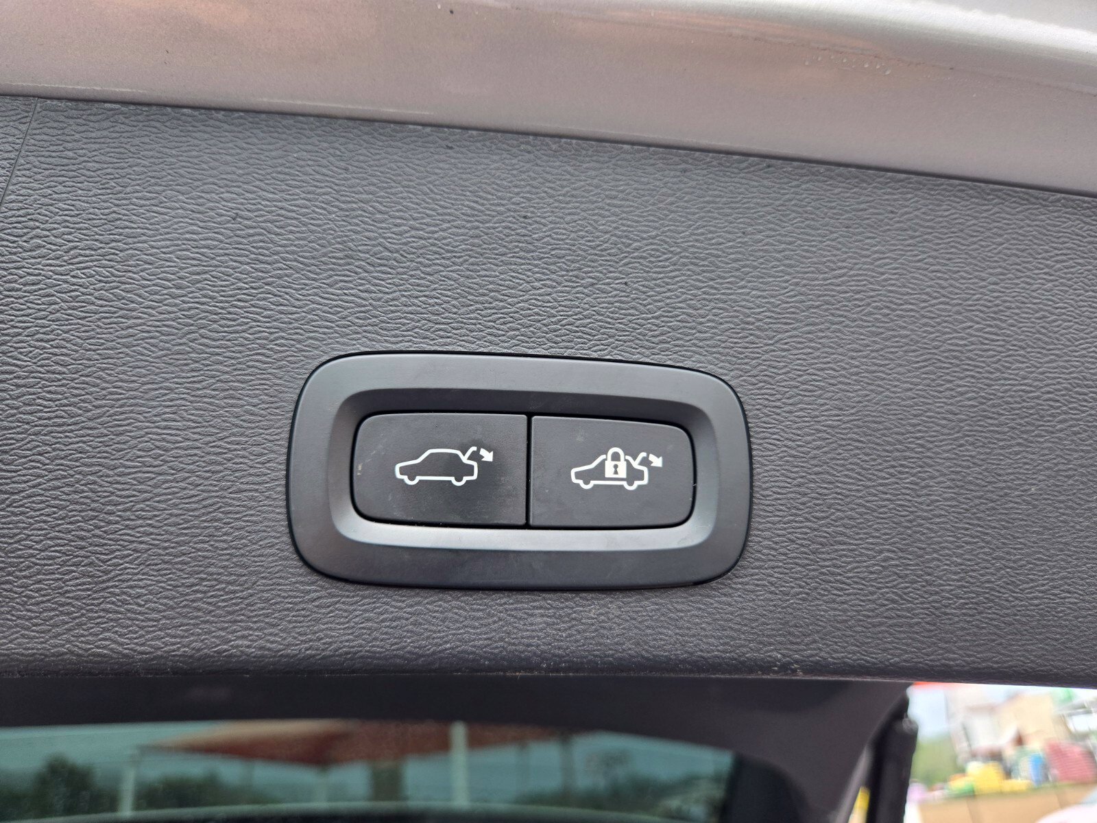 Used 2024 Volvo XC40 B5 Plus AWD/4WD image 18