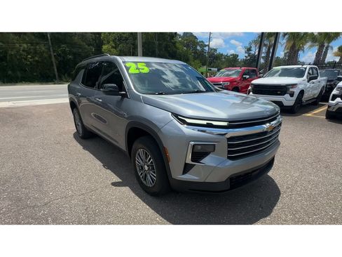 Used 2025 Chevrolet Traverse LT FWD image 8