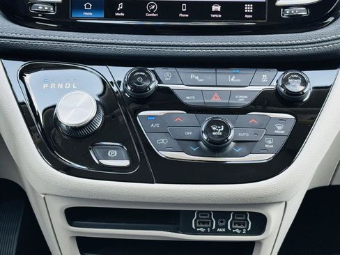 Used 2023 Chrysler Pacifica Touring-L FWD image 25