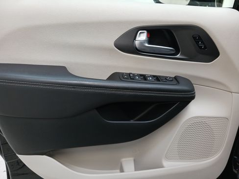 Used 2024 Chrysler Pacifica Touring-L FWD image 25