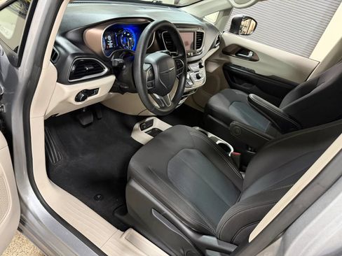 Used 2021 Chrysler Voyager L FWD image 42