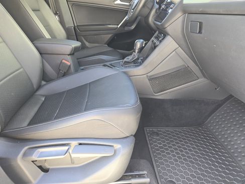Used 2021 Volkswagen Tiguan SE image 16