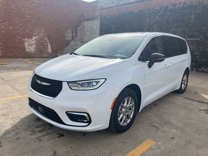 Used 2024 Chrysler Pacifica Touring-L