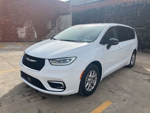 Used 2024 Chrysler Pacifica Touring-L image 1