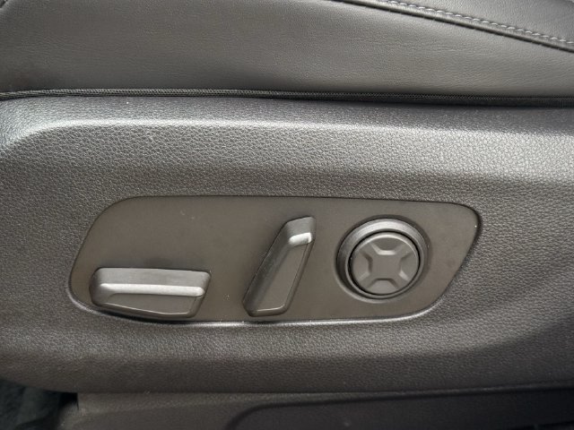 Used 2025 Kia Carnival FWD image 26