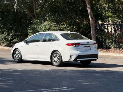 Used 2021 Toyota Corolla LE FWD image 3
