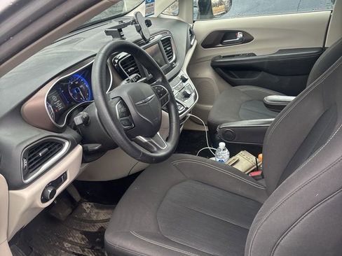 Used 2020 Chrysler Voyager L image 7