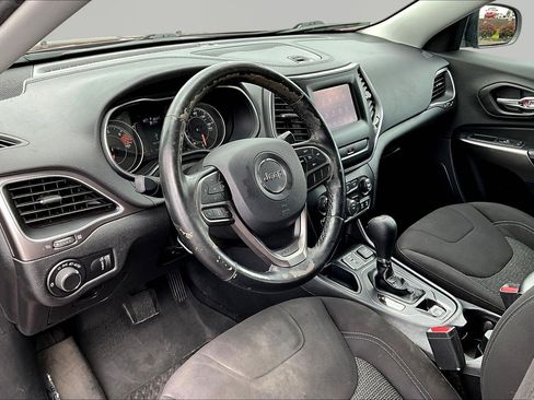 Used 2020 Jeep Cherokee Latitude w/ Cold Weather Group FWD image 17