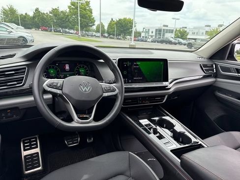 Used 2024 Volkswagen Atlas Peak Edition SE AWD/4WD image 20