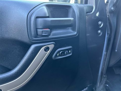 Used 2017 Jeep Wrangler Unlimited Sahara image 20