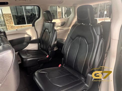 Used 2022 Chrysler Pacifica Touring-L FWD image 21