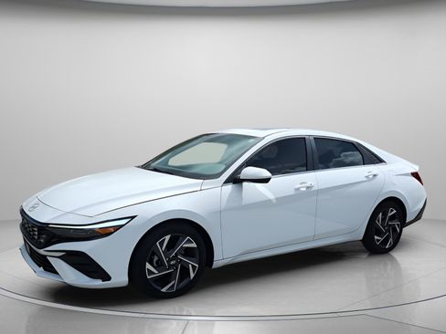 Certified 2024 Hyundai Elantra SEL w/ Convenience Package image 2