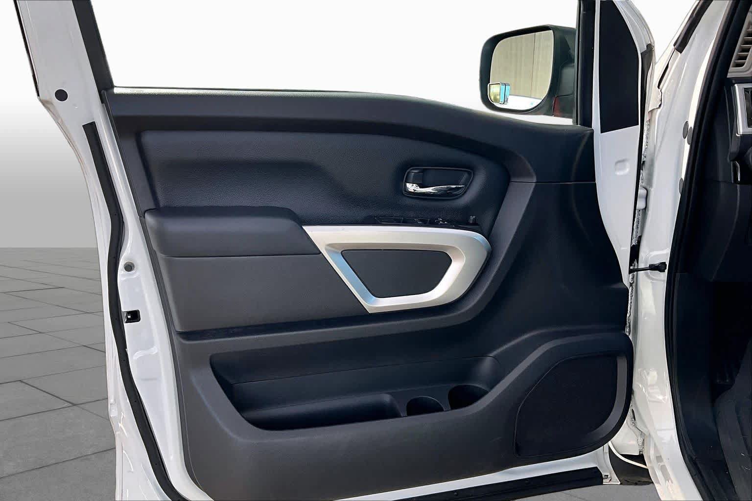 Used 2019 Nissan Titan SV RWD image 21