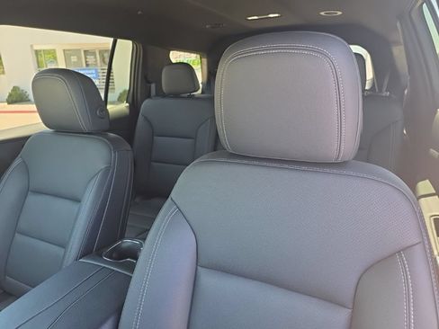 Used 2025 Chevrolet Traverse LT FWD image 22