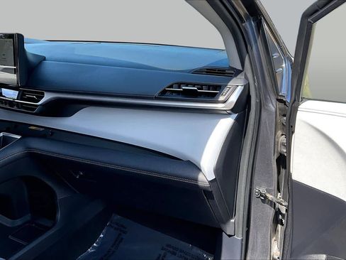 Certified 2025 Toyota Sienna XLE FWD image 18