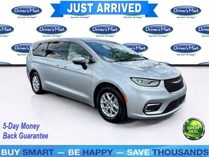 Used 2023 Chrysler Pacifica Touring-L